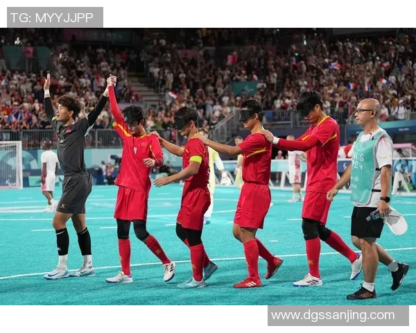 球星脚缠绷带仍顽强拼搏展现体育精神与不屈意志