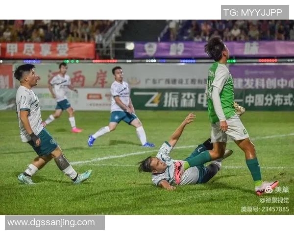 足球巨星与摄影师镜头下的精彩瞬间揭秘 展现球场外的真实与魅力